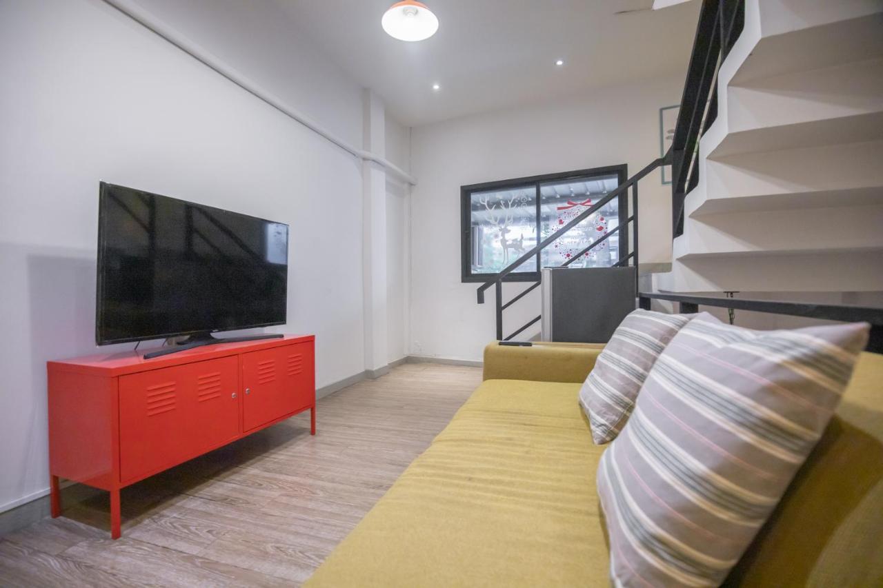 Bed and Breakfast Folk Poshtel Silom Bangkok Zewnętrze zdjęcie